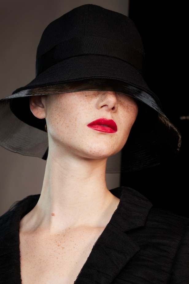 مجموعة كارولينا هيريرا لربيع وصيف 2023.. قطع مزخرفة وتصاميم استثنائية