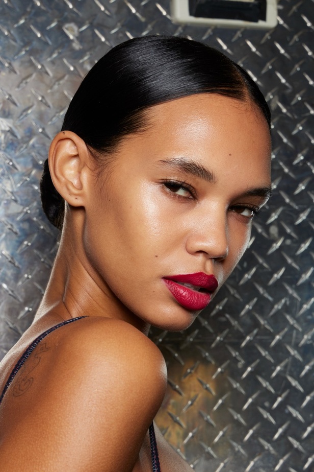 مجموعة كارولينا هيريرا لربيع وصيف 2023.. قطع مزخرفة وتصاميم استثنائية