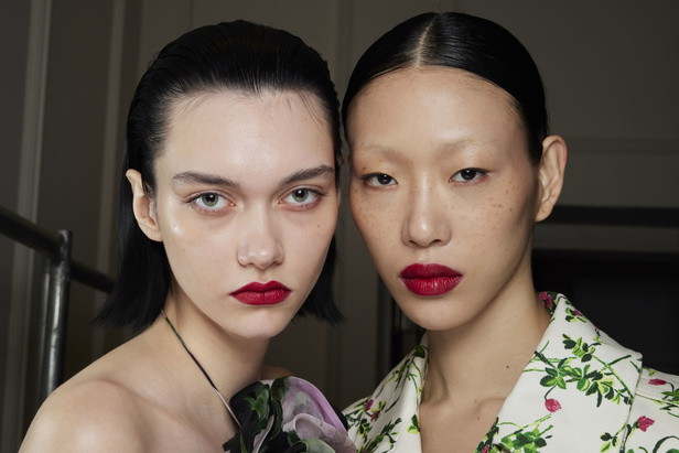 مجموعة كارولينا هيريرا لربيع وصيف 2023.. قطع مزخرفة وتصاميم استثنائية