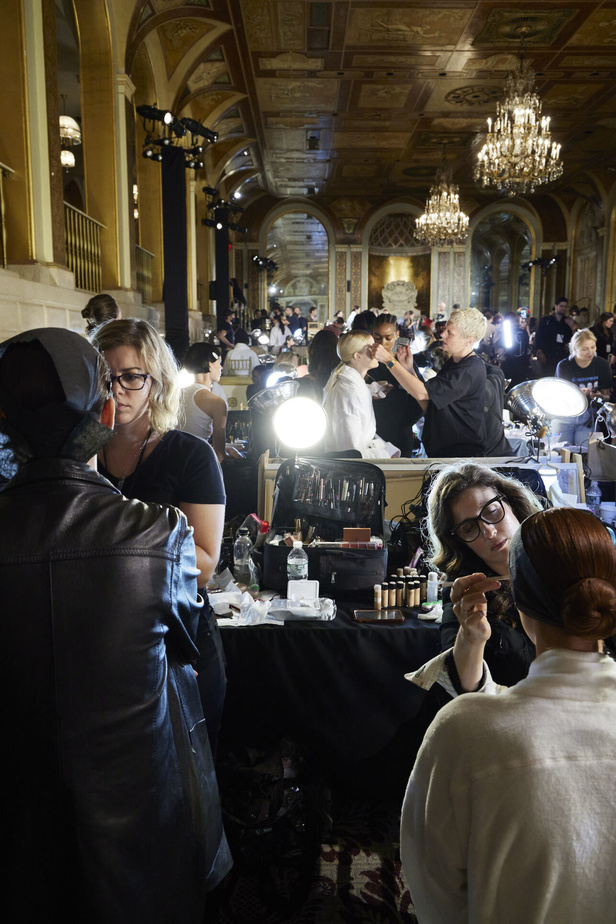 مجموعة كارولينا هيريرا لربيع وصيف 2023.. قطع مزخرفة وتصاميم استثنائية