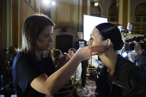 مجموعة كارولينا هيريرا لربيع وصيف 2023.. قطع مزخرفة وتصاميم استثنائية