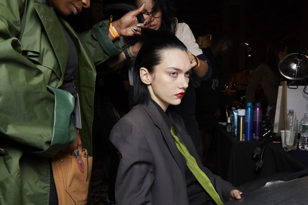 مجموعة كارولينا هيريرا لربيع وصيف 2023.. قطع مزخرفة وتصاميم استثنائية