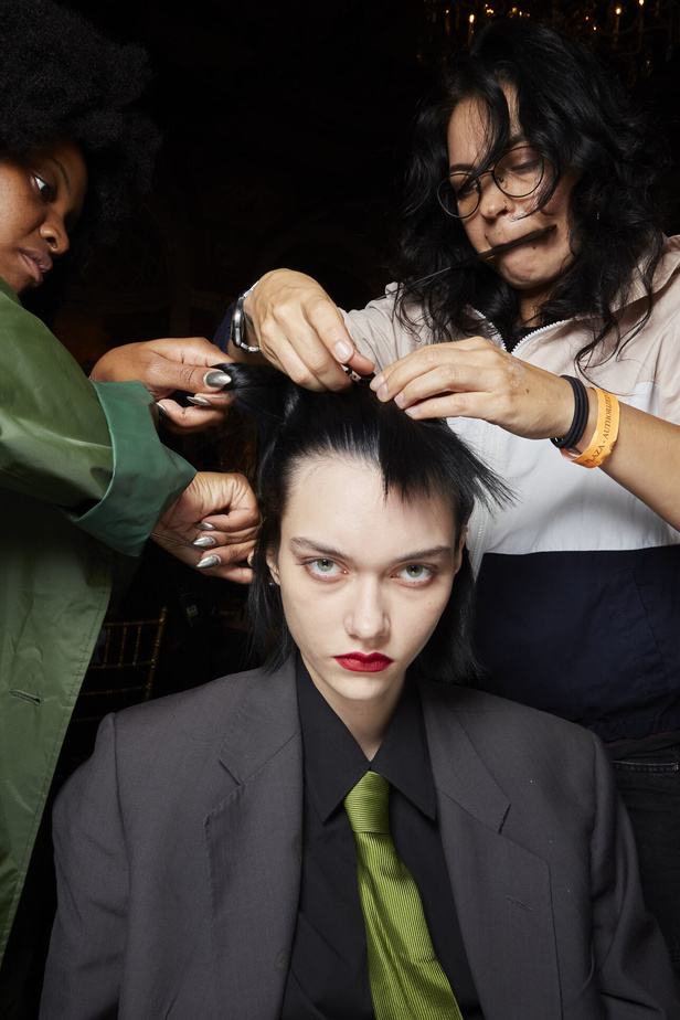 مجموعة كارولينا هيريرا لربيع وصيف 2023.. قطع مزخرفة وتصاميم استثنائية