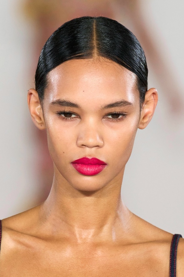 مجموعة كارولينا هيريرا لربيع وصيف 2023.. قطع مزخرفة وتصاميم استثنائية