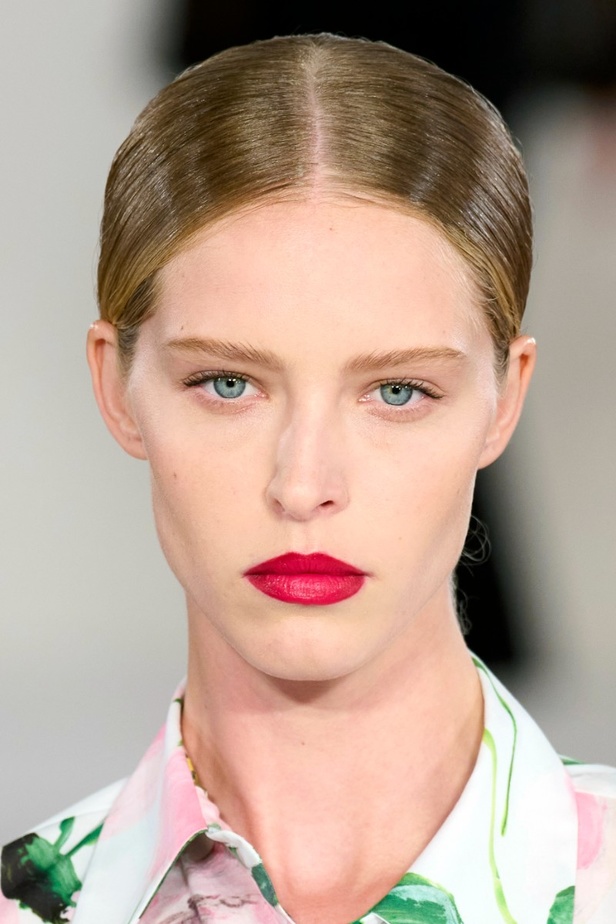 مجموعة كارولينا هيريرا لربيع وصيف 2023.. قطع مزخرفة وتصاميم استثنائية