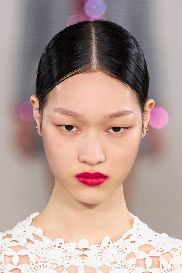 مجموعة كارولينا هيريرا لربيع وصيف 2023.. قطع مزخرفة وتصاميم استثنائية