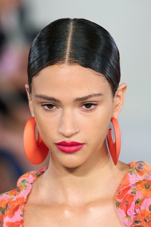 مجموعة كارولينا هيريرا لربيع وصيف 2023.. قطع مزخرفة وتصاميم استثنائية