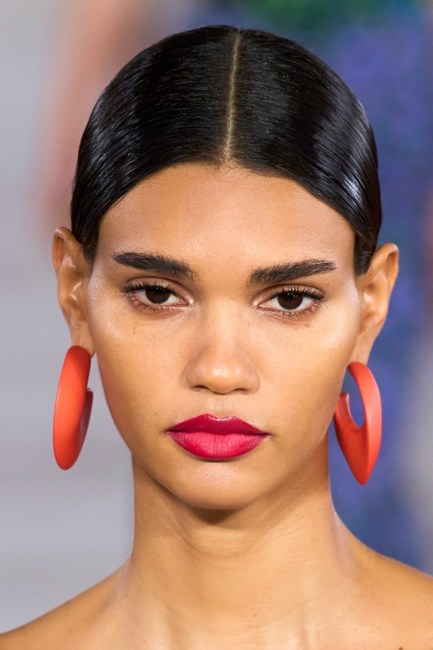 مجموعة كارولينا هيريرا لربيع وصيف 2023.. قطع مزخرفة وتصاميم استثنائية