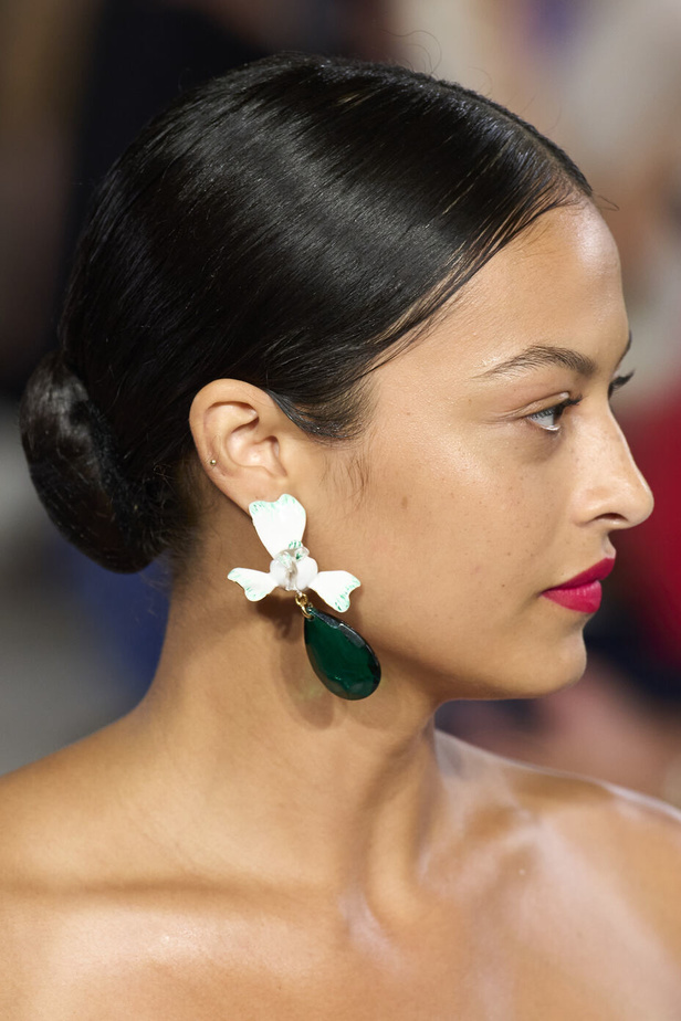 مجموعة كارولينا هيريرا لربيع وصيف 2023.. قطع مزخرفة وتصاميم استثنائية