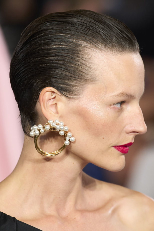 مجموعة كارولينا هيريرا لربيع وصيف 2023.. قطع مزخرفة وتصاميم استثنائية