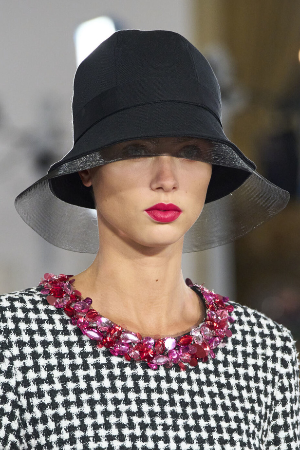 مجموعة كارولينا هيريرا لربيع وصيف 2023.. قطع مزخرفة وتصاميم استثنائية