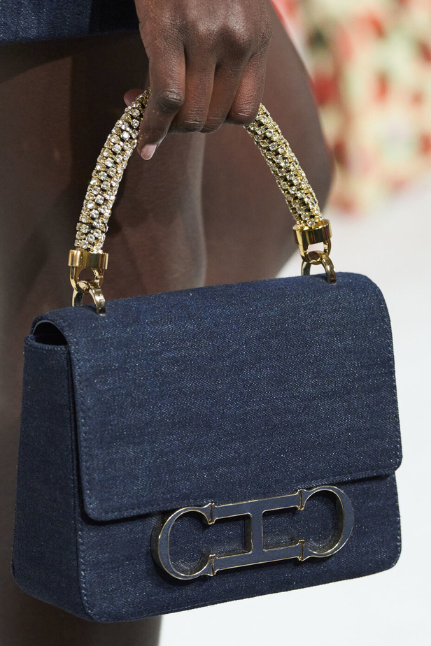 مجموعة كارولينا هيريرا لربيع وصيف 2023.. قطع مزخرفة وتصاميم استثنائية