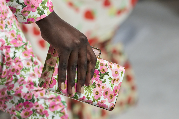 مجموعة كارولينا هيريرا لربيع وصيف 2023.. قطع مزخرفة وتصاميم استثنائية