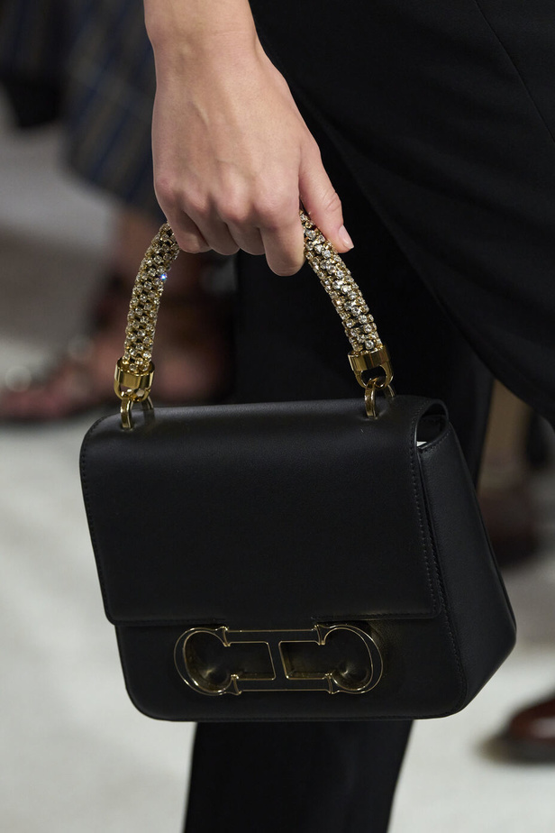 مجموعة كارولينا هيريرا لربيع وصيف 2023.. قطع مزخرفة وتصاميم استثنائية