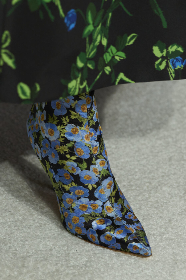 مجموعة كارولينا هيريرا لربيع وصيف 2023.. قطع مزخرفة وتصاميم استثنائية