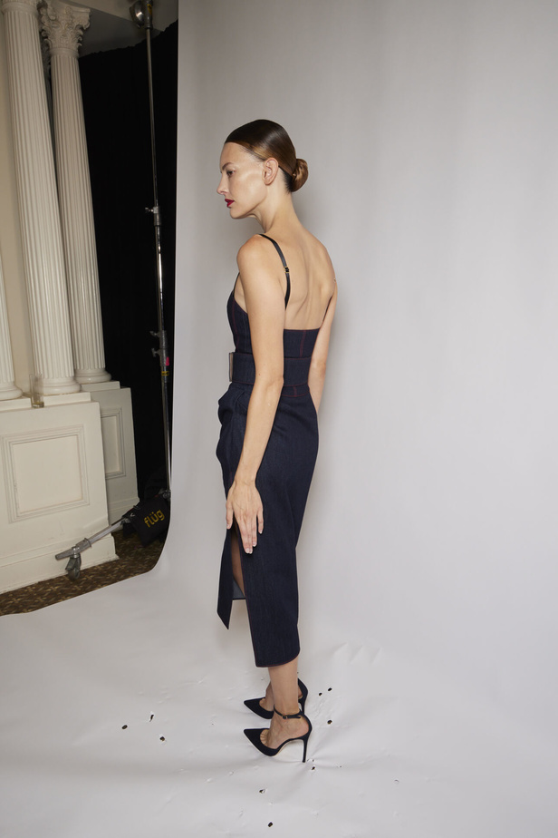 مجموعة كارولينا هيريرا لربيع وصيف 2023.. قطع مزخرفة وتصاميم استثنائية