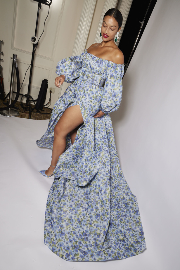 مجموعة كارولينا هيريرا لربيع وصيف 2023.. قطع مزخرفة وتصاميم استثنائية