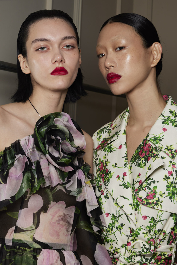 مجموعة كارولينا هيريرا لربيع وصيف 2023.. قطع مزخرفة وتصاميم استثنائية