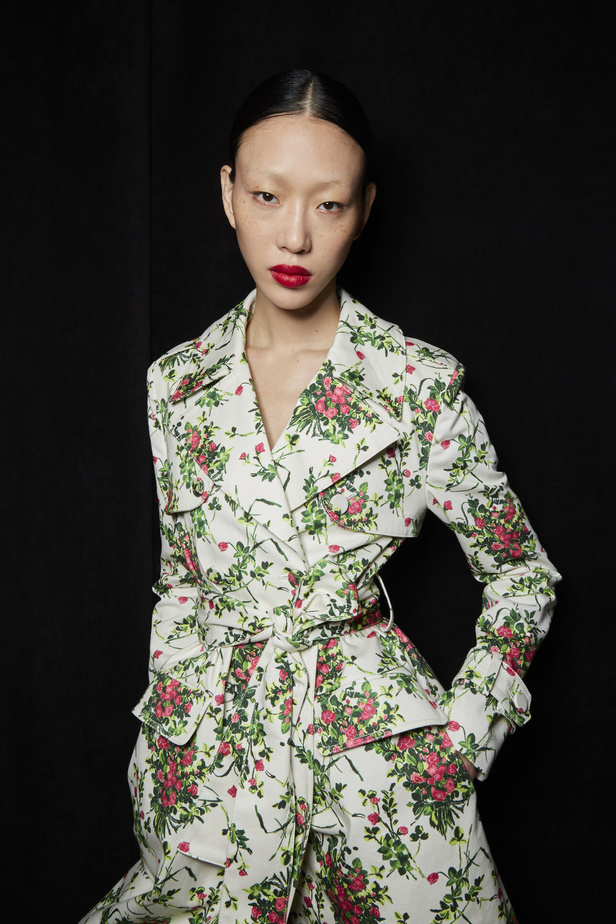 مجموعة كارولينا هيريرا لربيع وصيف 2023.. قطع مزخرفة وتصاميم استثنائية