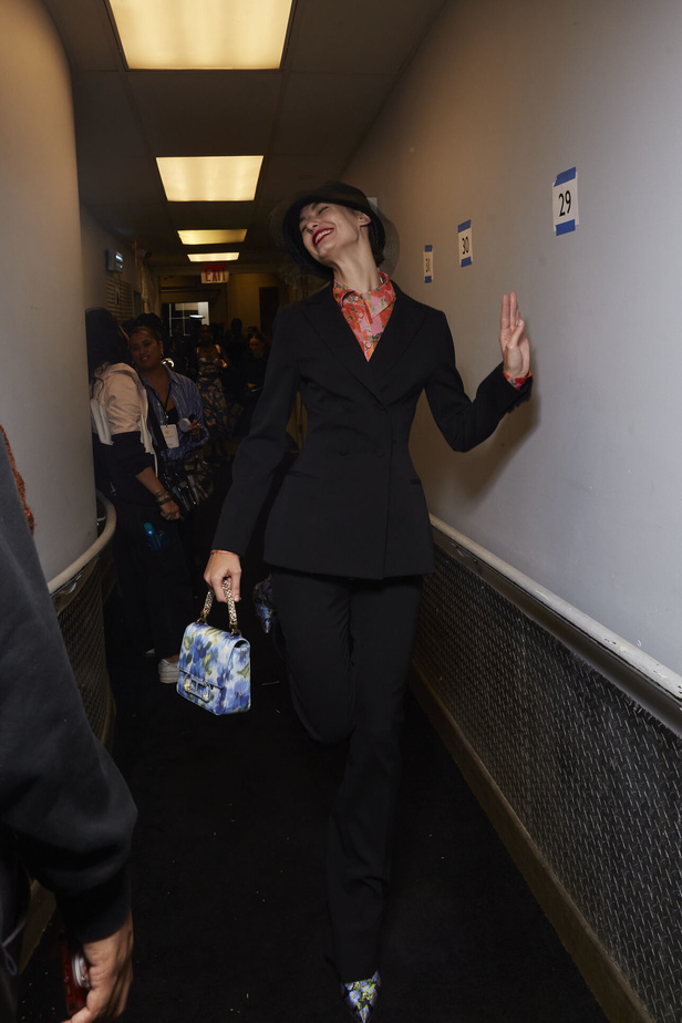 مجموعة كارولينا هيريرا لربيع وصيف 2023.. قطع مزخرفة وتصاميم استثنائية