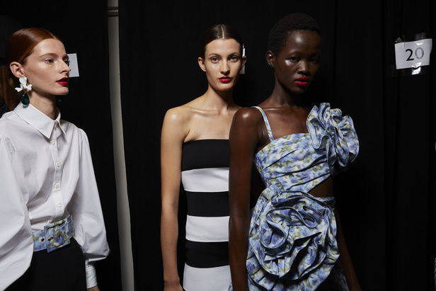 مجموعة كارولينا هيريرا لربيع وصيف 2023.. قطع مزخرفة وتصاميم استثنائية