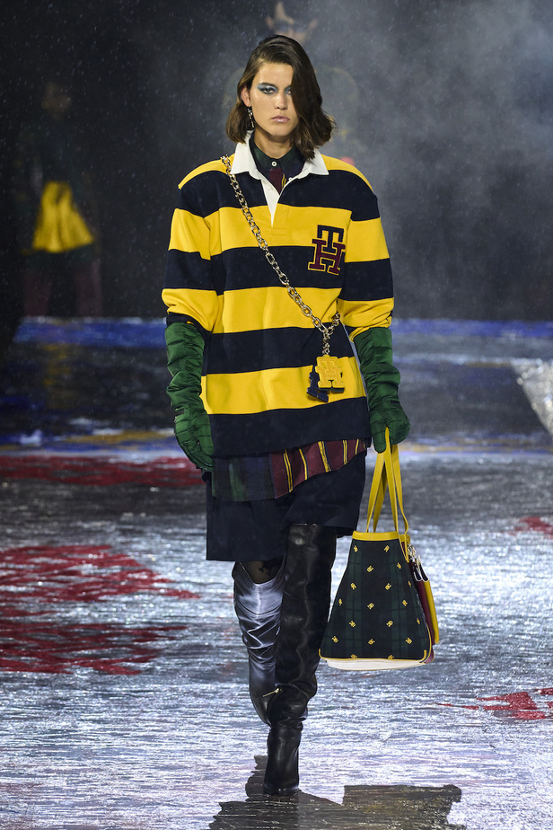 من مجموعة تومي هيلفيغر لموسم خريف وشتاء 2022-2023