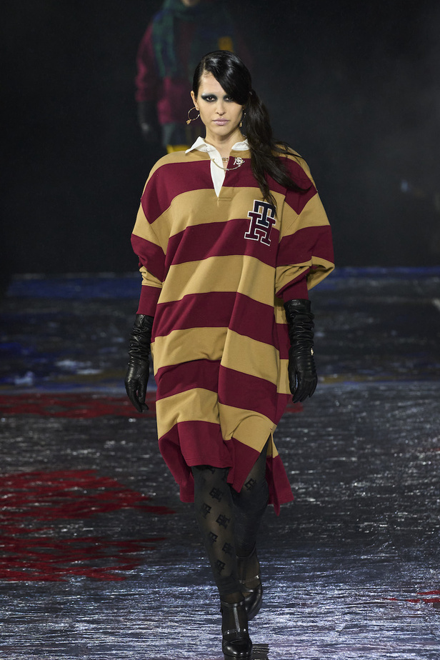 من مجموعة تومي هيلفيغر لموسم خريف وشتاء 2022-2023