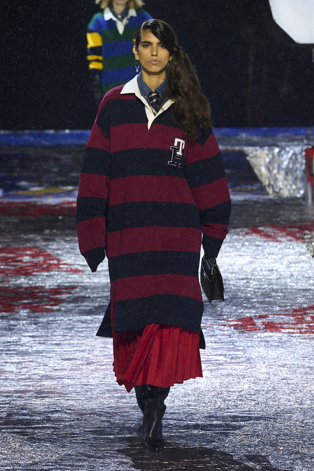 من مجموعة تومي هيلفيغر لموسم خريف وشتاء 2022-2023