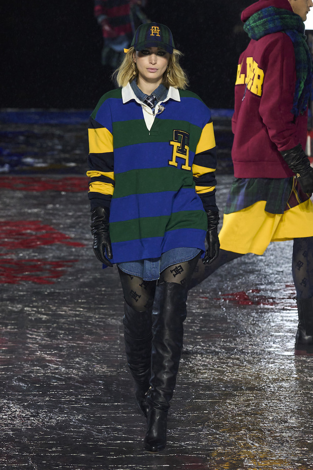 من مجموعة تومي هيلفيغر لموسم خريف وشتاء 2022-2023