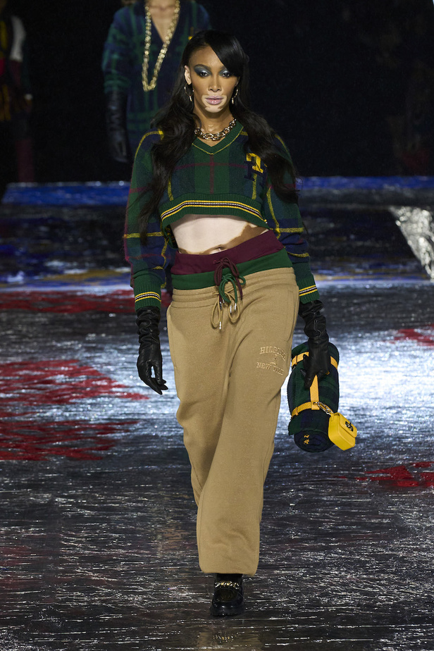 من مجموعة تومي هيلفيغر لموسم خريف وشتاء 2022-2023