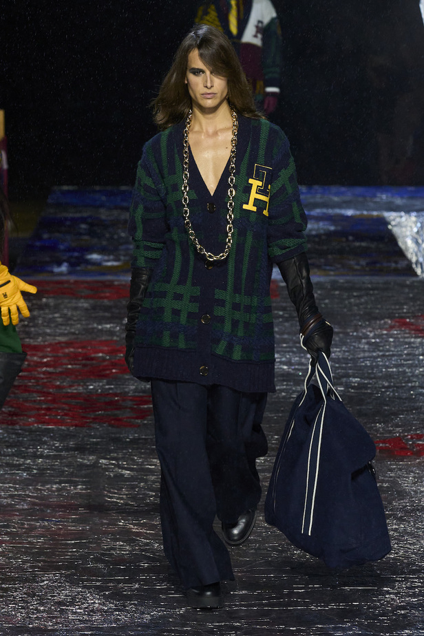 من مجموعة تومي هيلفيغر لموسم خريف وشتاء 2022-2023