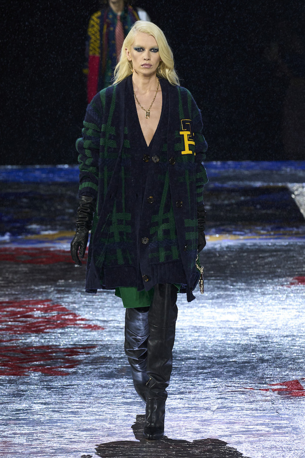 من مجموعة تومي هيلفيغر لموسم خريف وشتاء 2022-2023