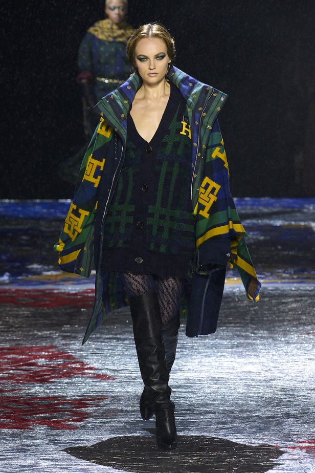 من مجموعة تومي هيلفيغر لموسم خريف وشتاء 2022-2023