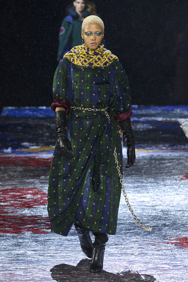 من مجموعة تومي هيلفيغر لموسم خريف وشتاء 2022-2023