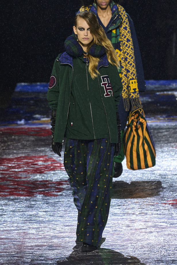 من مجموعة تومي هيلفيغر لموسم خريف وشتاء 2022-2023