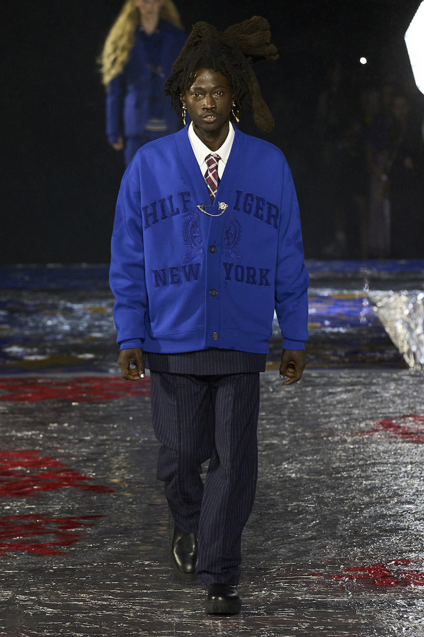 من مجموعة تومي هيلفيغر لموسم خريف وشتاء 2022-2023