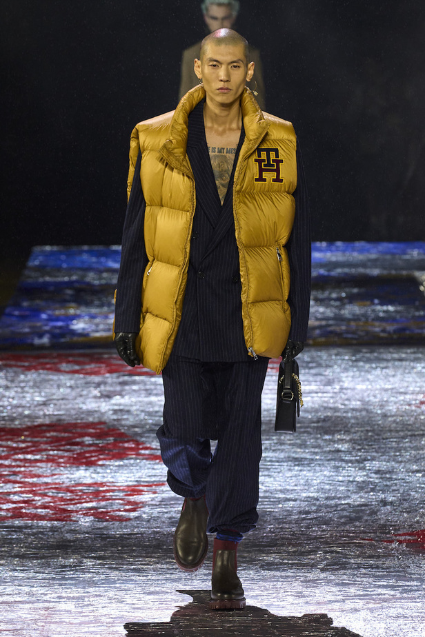 من مجموعة تومي هيلفيغر لموسم خريف وشتاء 2022-2023