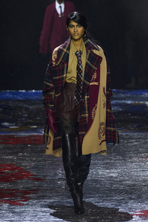 من مجموعة تومي هيلفيغر لموسم خريف وشتاء 2022-2023