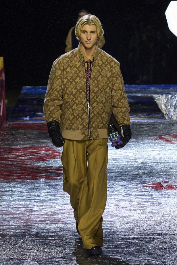 من مجموعة تومي هيلفيغر لموسم خريف وشتاء 2022-2023