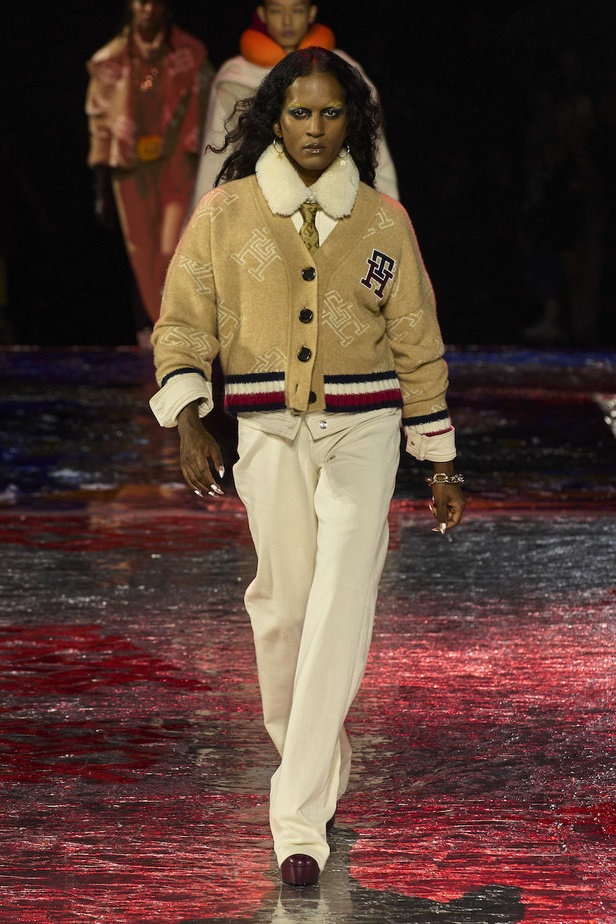 من مجموعة تومي هيلفيغر لموسم خريف وشتاء 2022-2023