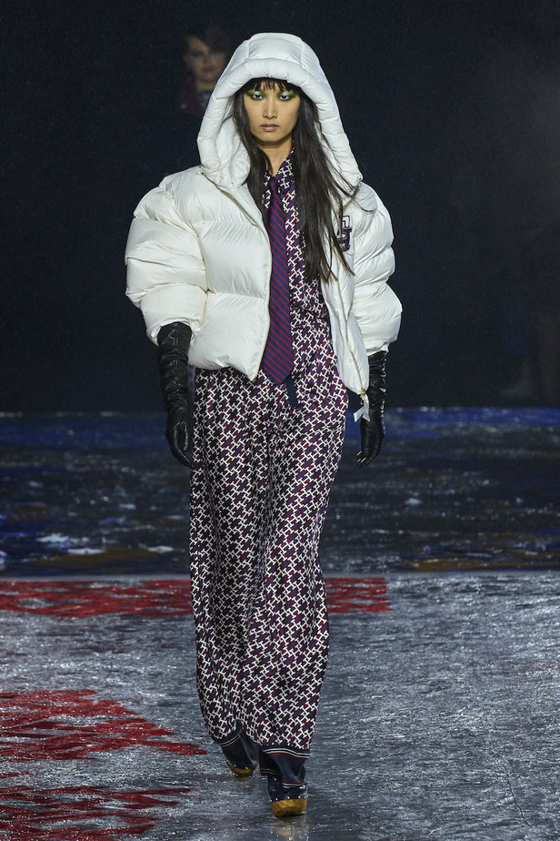 من مجموعة تومي هيلفيغر لموسم خريف وشتاء 2022-2023