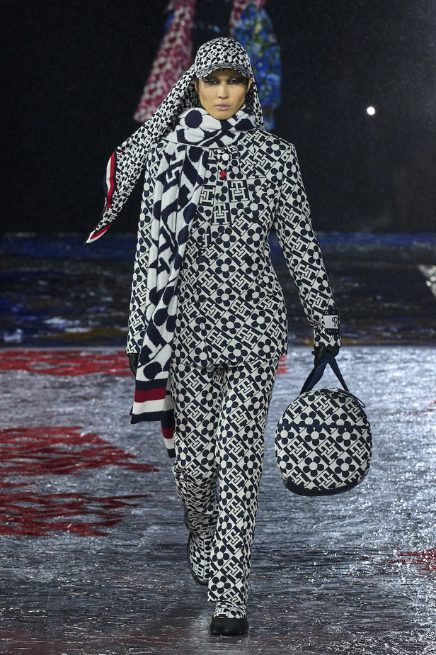 من مجموعة تومي هيلفيغر لموسم خريف وشتاء 2022-2023