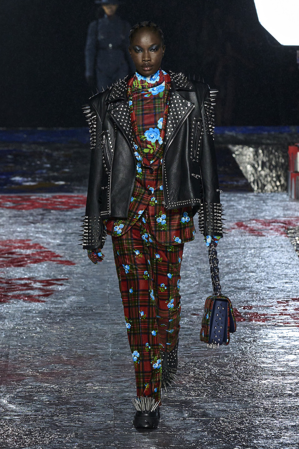 من مجموعة تومي هيلفيغر لموسم خريف وشتاء 2022-2023