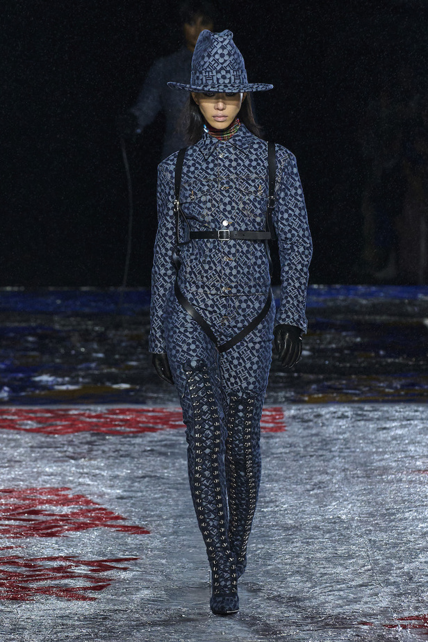 من مجموعة تومي هيلفيغر لموسم خريف وشتاء 2022-2023