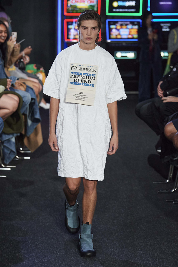 إنذار للبشرية وتحية للملكة في مجموعة JW Anderson لربيع وصيف 2023