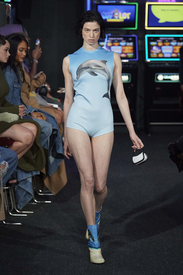 إنذار للبشرية وتحية للملكة في مجموعة JW Anderson لربيع وصيف 2023