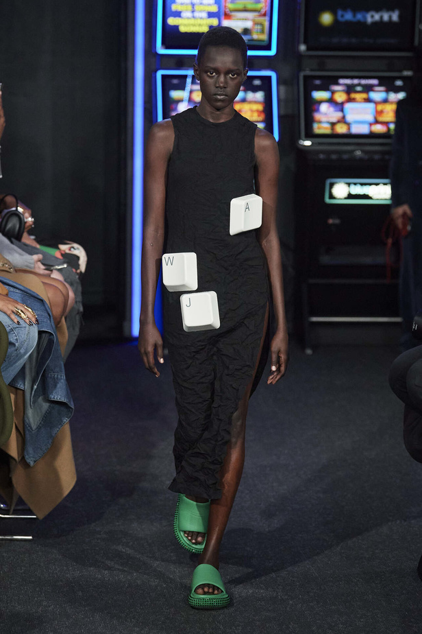 إنذار للبشرية وتحية للملكة في مجموعة JW Anderson لربيع وصيف 2023