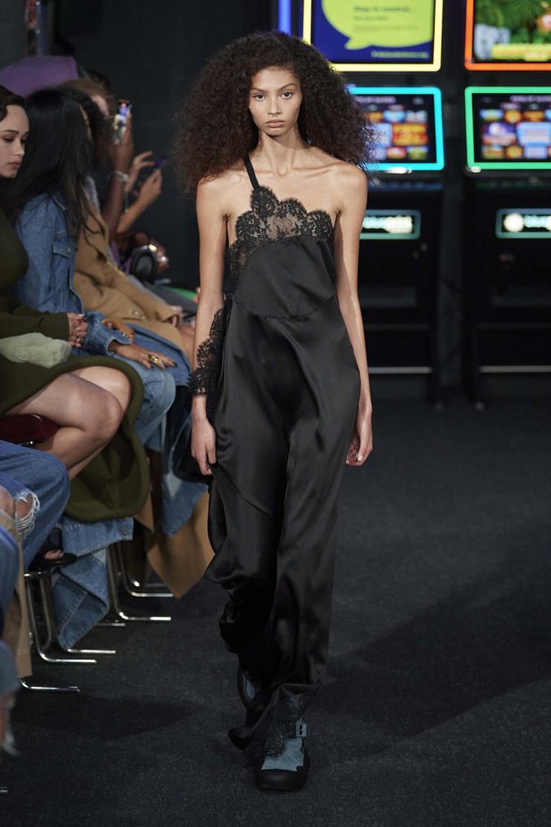 إنذار للبشرية وتحية للملكة في مجموعة JW Anderson لربيع وصيف 2023