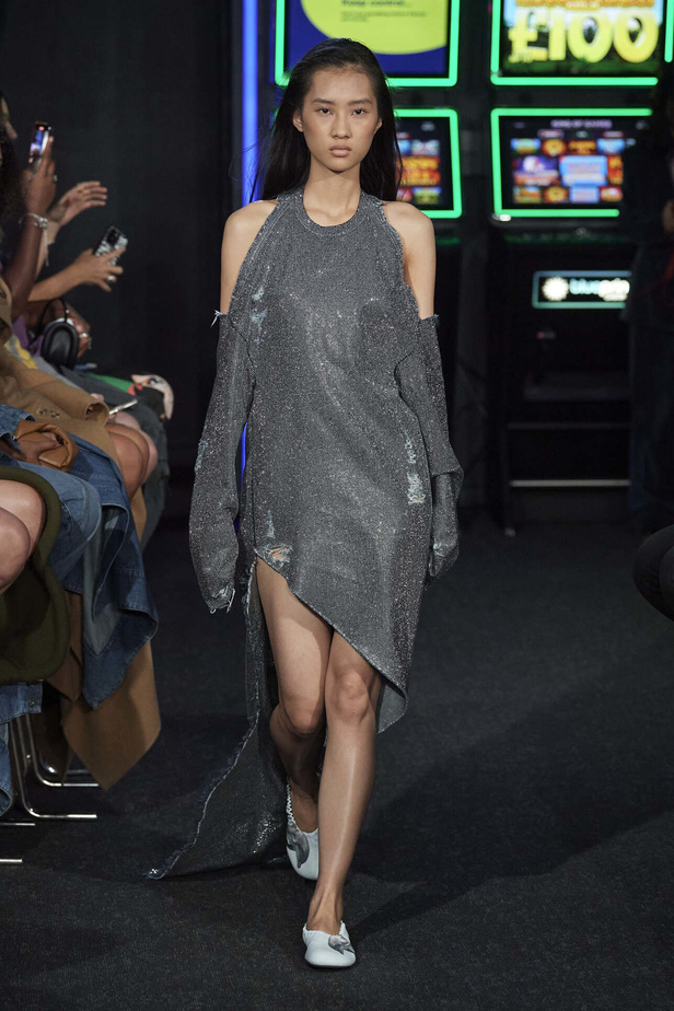 إنذار للبشرية وتحية للملكة في مجموعة JW Anderson لربيع وصيف 2023