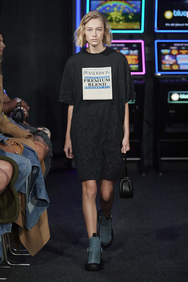 إنذار للبشرية وتحية للملكة في مجموعة JW Anderson لربيع وصيف 2023